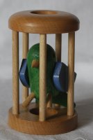 Papoušek v kleci zelené tělo modrá křídla