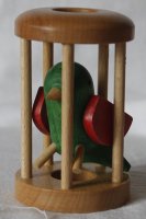 Papoušek v kleci zelené tělo červená křídla
