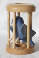 Papoušek v kleci modré tělo modrá křídla